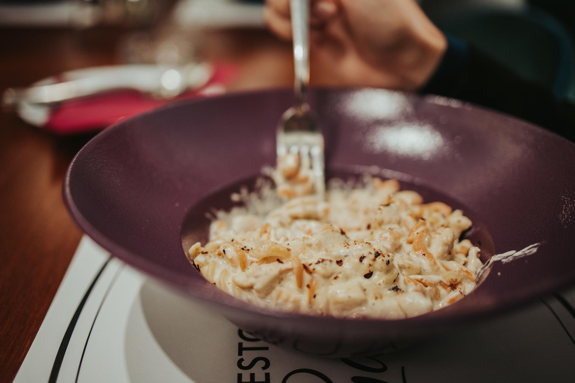 Zbliżenie na ręce rzemieślnika przygotowujące risotto